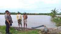 Banjir Kembali Terjadi, Bhabinkamtibmas Polsek Cempa Turun ke Lokasi