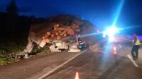 Bus Sinar Jaya Tabrak Truk Pengangkut Kayu di Tol, 2 Penumpang Tewas