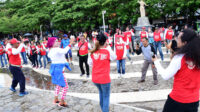 Serunya Flash Mob “Garuda di Lautku” Curi Perhatian Pengunjung Pantai Losari