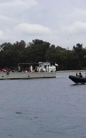 ABK Kapal Diamond Princess Diturunkan dari KRI dr Soeharso-990