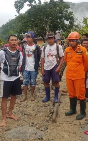 Basarnas Evakuasi Korban Banjir Bandang di Poso