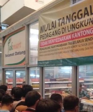 Heboh Corona, Warga Rela Berdesakan demi Masker di Lokasi Operasi Pasar