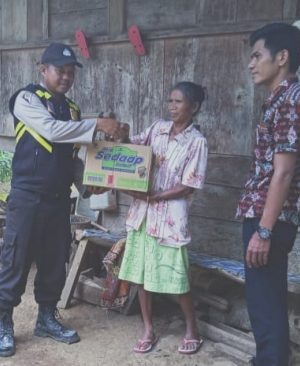 Ini mi Wujud Kepedulian, Bhabinkamtibmas Membantu Warga Prasejahtera