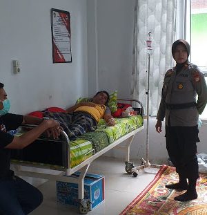 Kapolsek Parangloe Polres Gowa Jenguk Anggotanya Yang Terbaring Sakit di Puskesmas Parangloe