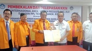 Lepas Peserta KKN, Rektor UNM Ingatkan Mahasiswa Jaga Nama Baik Almamater