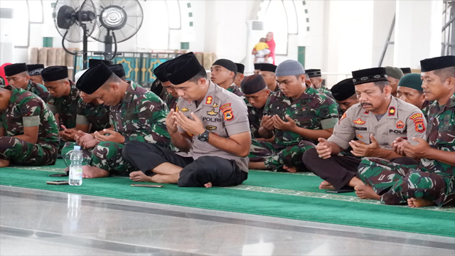 Kapolres Pinrang Bersama Personel, Ikuti Ceramah Agama di Mesjid Almunawir
