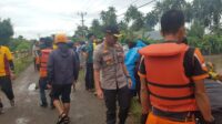 Kapolres Soppeng Pantau Lansung Penanganan Banjir di Wilayah Desa Kessing