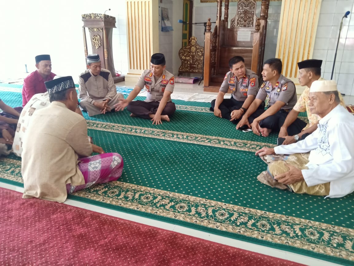 Laksanakan Kewajiban, Kapolres Pangkep Shalat Berjamaah di Masjid Syuhada 45 Mandalle