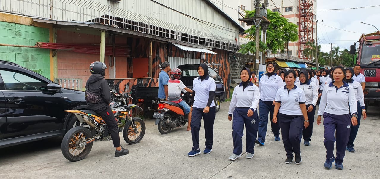 Tim "Garuda di Lautku" Lantamal VI Sapa Warga Kota Makassar Lewat Long March