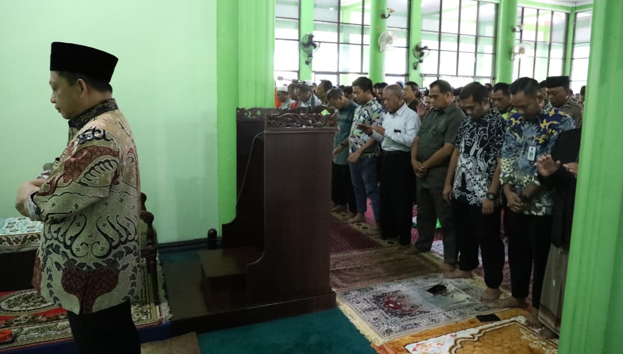 Tito Karnavian Imami Solat Jumat di Masjid At-Taqwa, Bandara Internasional Juanda