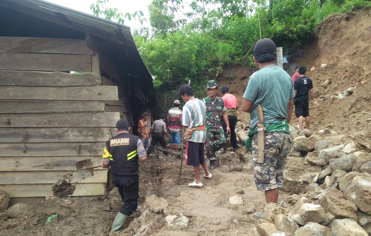 TNI - Polri Bersama Warga Tana Toraja Bersihkan Material Longsor