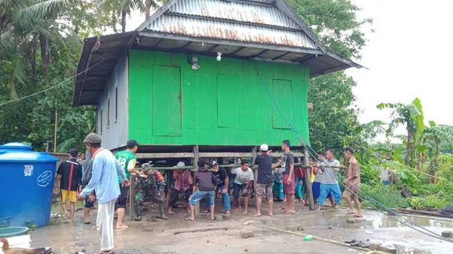 Babinsa Ajak ki Masyarakat Melaksanakan Gotong Royong