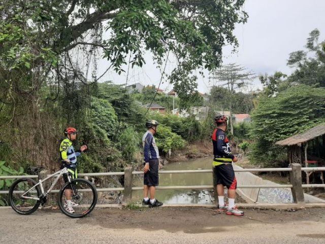 Batalyon B Pelopor Olahraga Bersepeda Sambil Pantau Derah Rawan Banjir dan Longsor