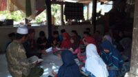 Bhabinkamtibmas Desa Paria Ajarkan Mengaji Kepada Anak Anak