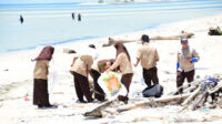 Bintahwil "Garuda Di Lautku" Kerahkan Pramuka Saka Bahari Bersih Pantai