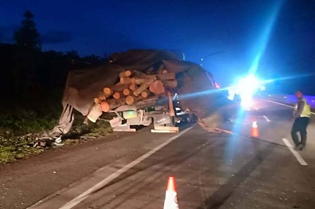 Bus Sinar Jaya Tabrak Truk Pengangkut Kayu di Tol, 2 Penumpang Tewas