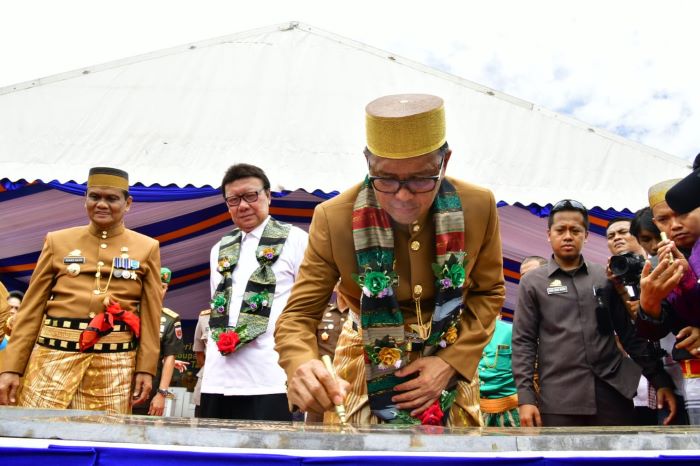 Disaksikan Tjahjo Kumolo, Nurdin Serahkan Rp 61,7 Miliar di Hari Jadi Kabupaten Barru