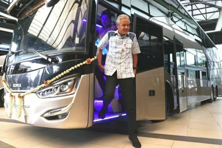 Gubernur Jateng Lepas Ekspor 10 Bus Tingkat ke Bangladesh