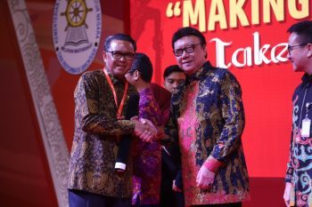 Gubernur Sulsel Dampingi MenPAN-RB Serahkan SAKIP Kabupaten/Kota Peraih Penghargaan