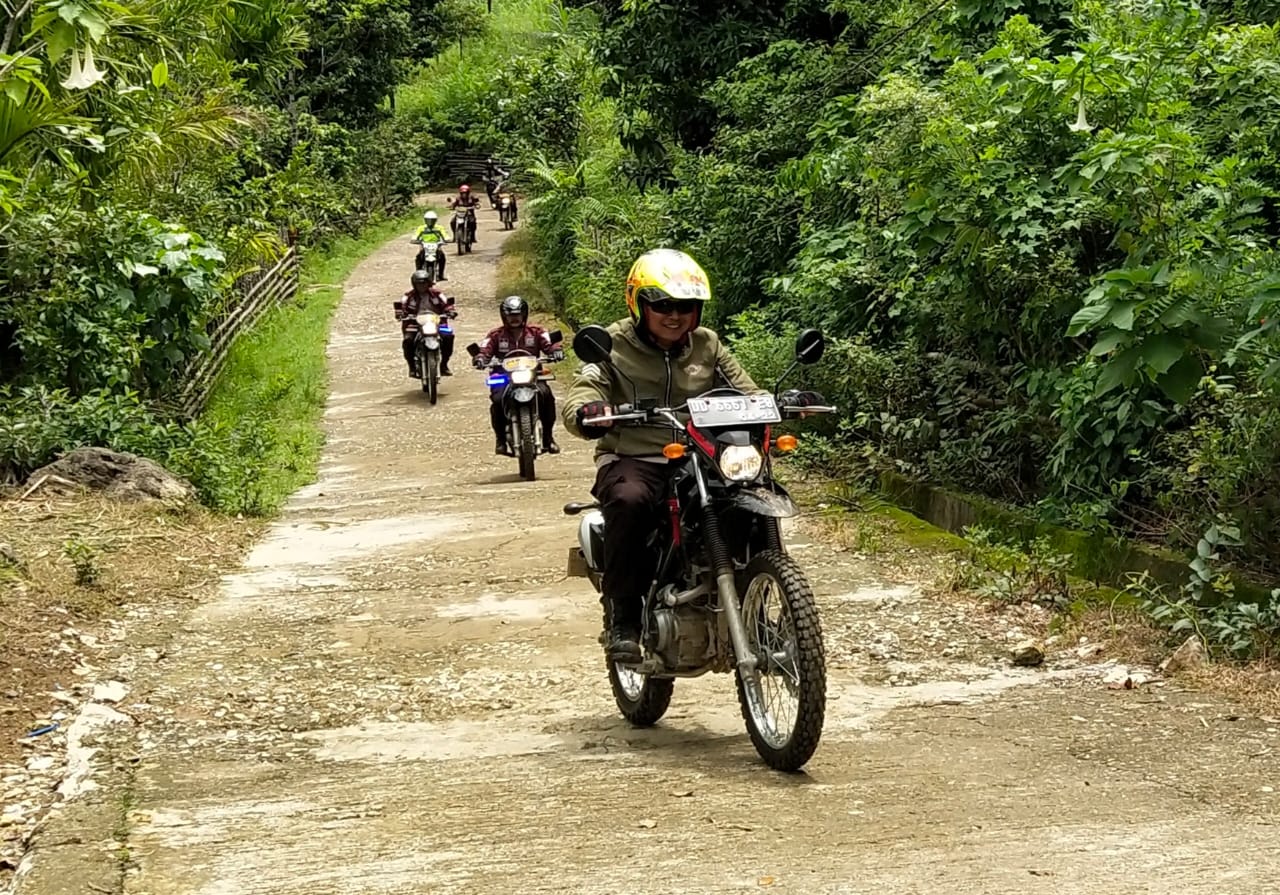 Gunakan Sepeda Motor, Kapolres Pangkep Patroli Wilayah Pegunugan