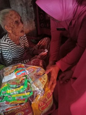 Hidup Sebatang Kara, Nenek 80 Tahun di Bantaeng Dapat Kunjungan Istri Kapolres