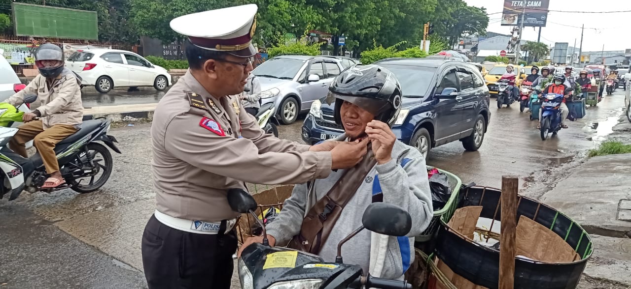 Himbauan Dialogis Kanit Dikyasa Sat Lantas Polres Gowa Tentang Penggunaan Helm SNI