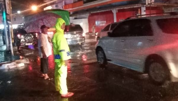 Hujan Melanda Kota Parepare, Polisi ini Tetap Lakukan Pengaturan Arus Lalulintas