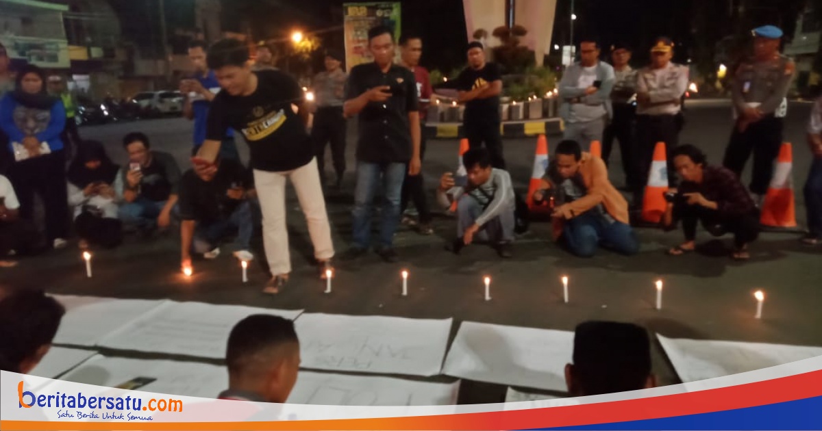 Jurnalis di Bone Bakar Lilin, Bentuk Protes Atas Penangkapan Asrul