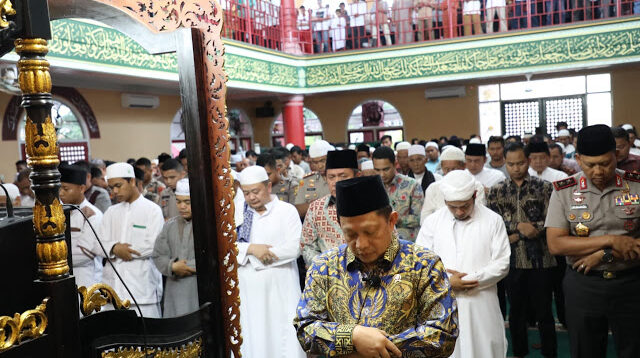 Mendagri Jadi Imam Sholat Jumat di Masjid Al Islam Muhammad Cheng Ho Sriwijaya Palembang