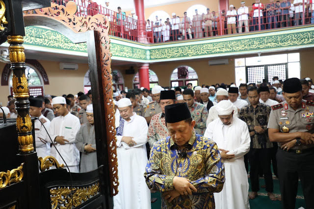 Mendagri Jadi Imam Sholat Jumat di Masjid Al Islam Muhammad Cheng Ho Sriwijaya Palembang