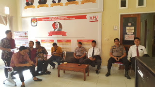 Pelantikan PPK. Dikantor KPU Luwu Utara, Personil Polsek Masamba Laksanakan Pengamanan Dan Monitoring