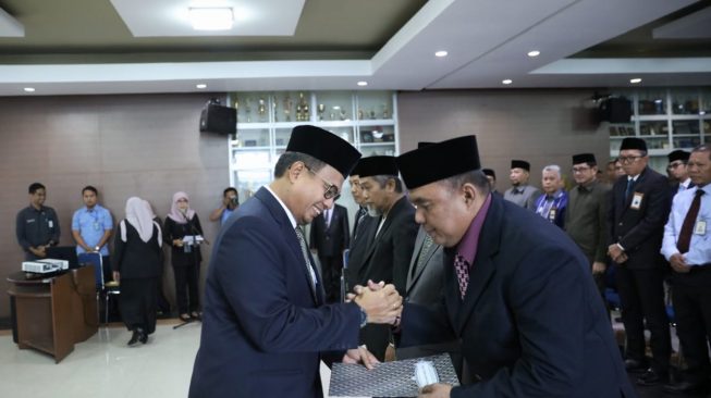Pj Walikota Makassar Lantik ki Direksi PDAM Kota Makassar.