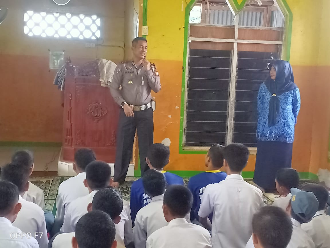 Police Goes To School, Kasat Lantas Polres Pangkep Memberikan Himbauan Kamseltibcar Lantas