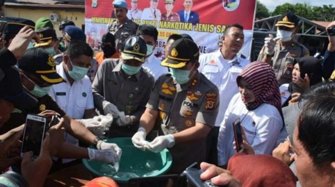 Polres Bone Musnahkan ki 697,55 Gram Sabu