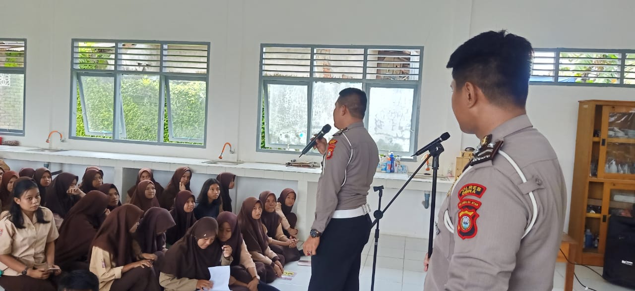Satuan Lalu Lintas Polres Gowa Sosialisasi di SMA Negeri 14 Gowa