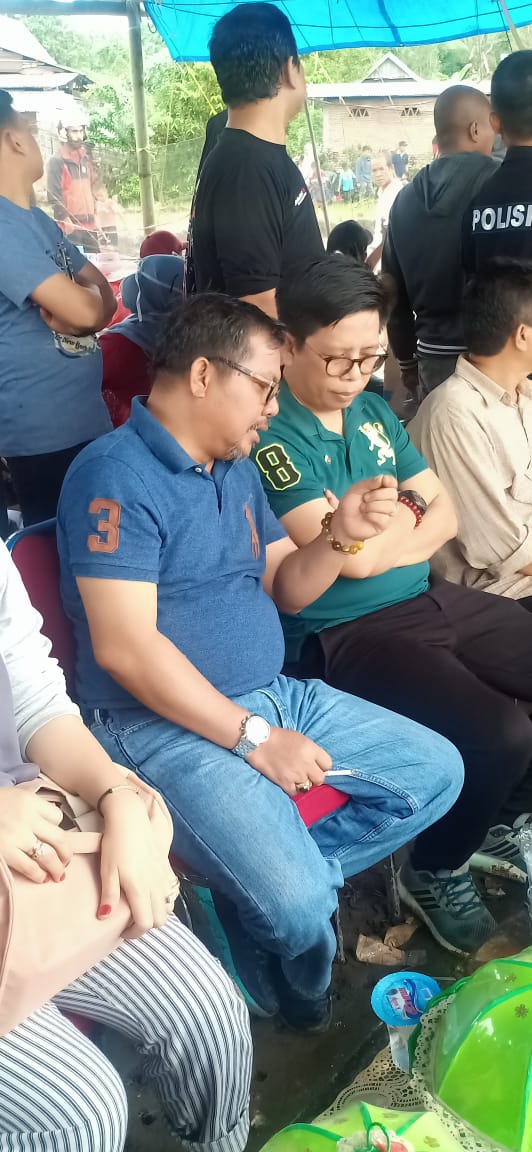 Tomy  Makkasau Perlihatkan ki Keakrabannya di Arena Balap Ojek Lumpur