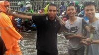 Ular Sanca Masuk Rumah Warga Saat Banjir di Mampang