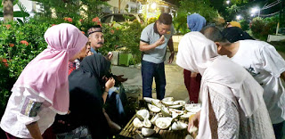 Warga Kompleks TNI AL Dewakang Manfaatkan Musim Durian Pererat Kekompakan