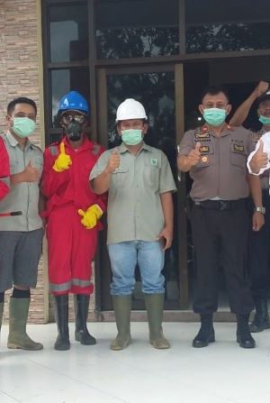 Antisipasi Covid-19, Polsek Bulukumpa Lakukan Penyemprotan Disinfektan