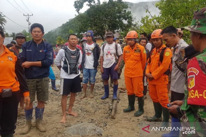 Basarnas Evakuasi Korban Banjir Bandang di Poso