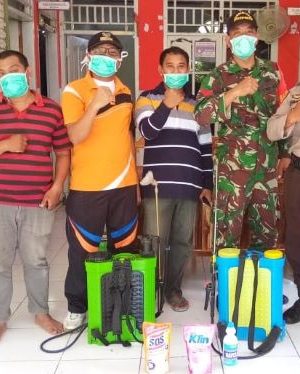 Cegah Corona, Lurah Manjangloe Semprot Fasilitas Umum dengan Disinfektan