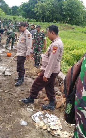 Dukung TMMD, Polsek Polsel Ikut Bantu TNI Bangun Jalan di Rajaya