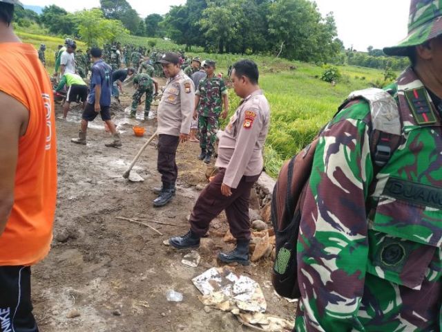 Dukung TMMD, Polsek Polsel Ikut Bantu TNI Bangun Jalan di Rajaya