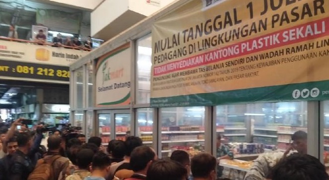 Heboh Corona, Warga Rela Berdesakan demi Masker di Lokasi Operasi Pasar