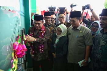 Iqbal Suhaeb Dampingi Menteri Agama Resmikan Asrama MTsN 1 Makassar