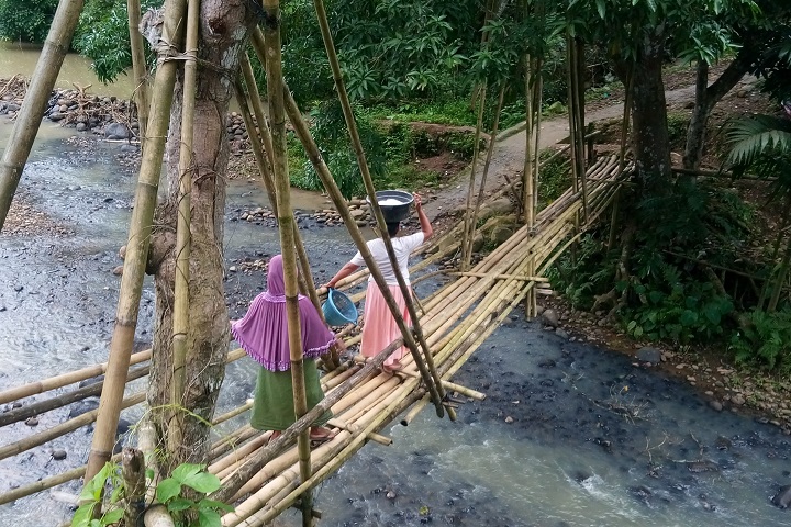 Jembatan Bambu untuk Menghubungkan Tiga  Desa di Bulukumba Butuh Perhatian Pemerintah