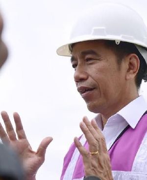 Jokowi Bagikan Kartu Sembako, Respons Dampak COVID-19