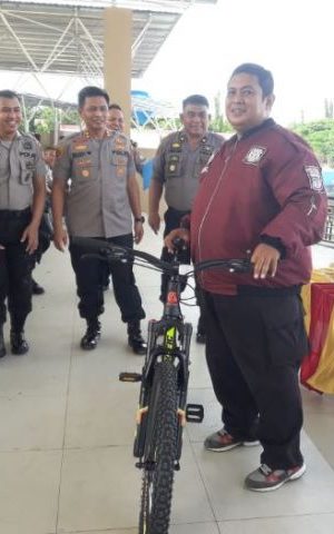 Kapolres Takalar Hadiahi Sepeda kepada Polisi Berbadan Gemuk