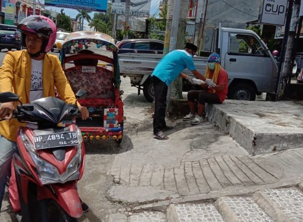 KNPI Palopo dan OKP Berhimpun Berbagi Ratusan Nasi Kotak