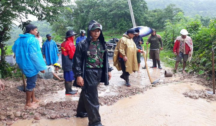 Longsor Tutup Jalan di Dataran Tinggi Gowa